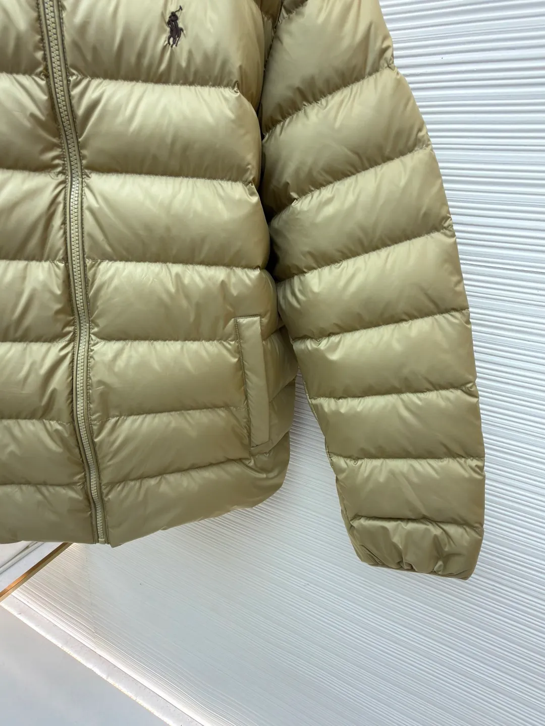 P890 Ralph Lauren embroidered rib down jacket ●Original version: Purchased and developed by 2562 ●Item number: 1682294-D15 ●Fabric: white duck down fabric ●Technology: mechanical down filling ●Color: khaki ●Type: fitted version ●Weight: about 585 grams ●Size: S-M-L-XL ●Description: Nylon fabric has good windproof and waterproof properties and can effectively block the intrusion of wind and rain from the outside Keeps the inside dry and suitable for wearing in humid or rainy conditions. The red label on the chest is made with an imported MECLO embroidery machine. The original pattern is scanned first, and then high-quality silk thread is used to make a pattern. The density effect is adjusted by continuous pattern making. The zipper design is simple and elegant. It is easy to operate; the closing design of the cuffs and hem effectively prevents cold wind from invading, improving the warmth and comfort of wearing. It uses 90 white duck down with a weight of 260g to ensure excellent thermal insulation performance. After the velvet has been strictly screened and processed, it is not easy to drill into the velvet, ensuring durability. The overall wiring is straight and delicate, the fabric is comfortable and soft, and the color is consistent without color difference. It can be matched with the same style to create a fashionable look and control various occasions. Customized accessories, complete with three standards, same style for men and women!